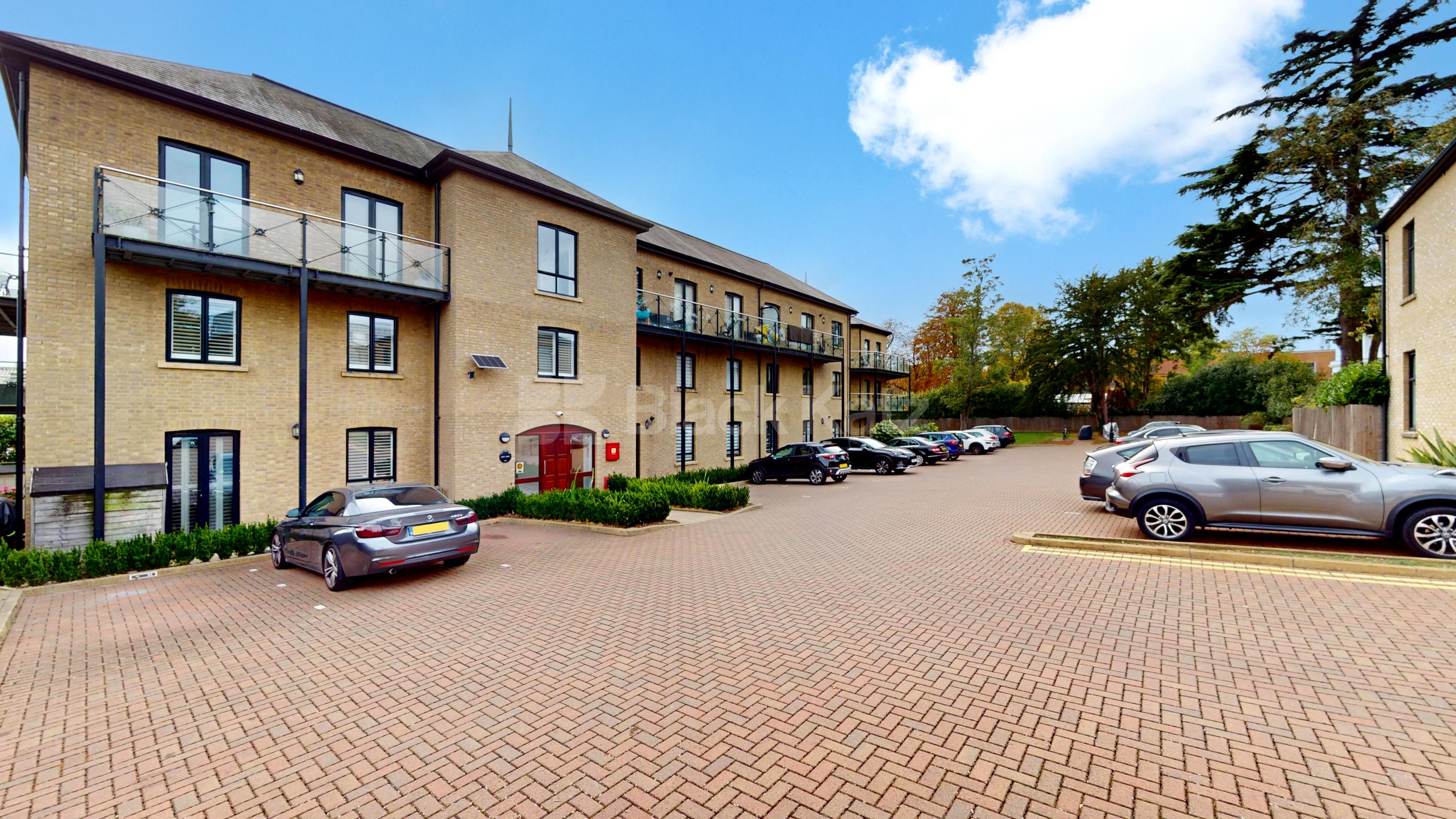 Fantastic 3 bed 2 bath within a private secure development mins to shops Huguenot Drive, Palmers Green N13